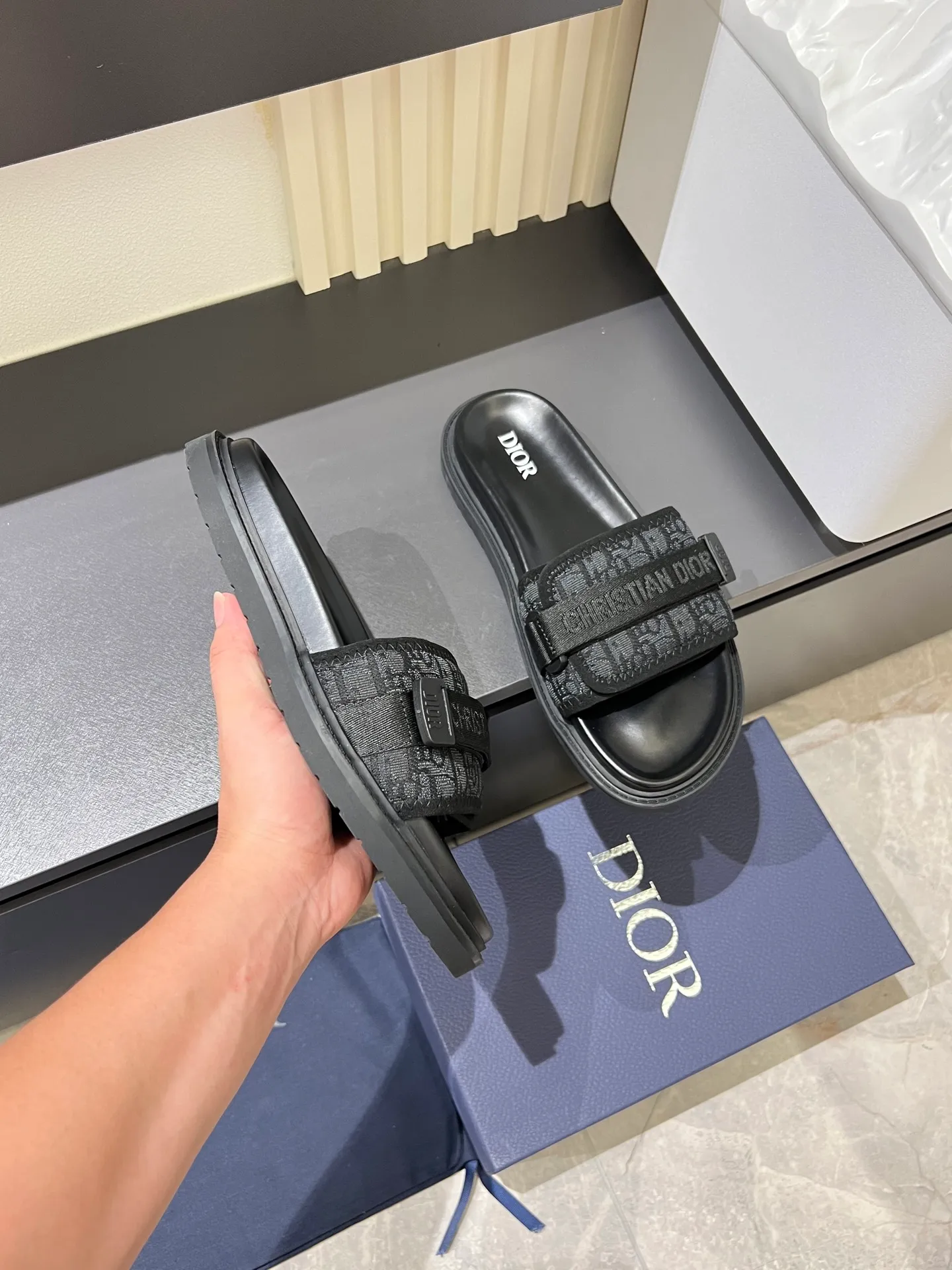 Men's men's shoes 💰p300 Size 38-45 Dior Dior's latest H-Town series Oblique thick sole slippers sandals Original purchase development and production This Dior H-Town sandals pay tribute to the classic logo of sports style and highlight Dior's high-end spirit. Crafted from black rubber with a beige and black Oblique printed upper, it's accentuated with tonal calfskin details. The rubber sole incorporates a variety of elements and is embellished with the Dior logo for a refined, futuristic look. Can be worn with shorts or jeans. Comes with exquisite packaging at the counter 🛍📦 ▪️ Fabric: Original customized imported Oblique embroidery ▪️ Lining: Imported soft sheepskin ▪️ Sole: Original molded ultra-light foam material ▪️ Bottom thickness: 4CM
